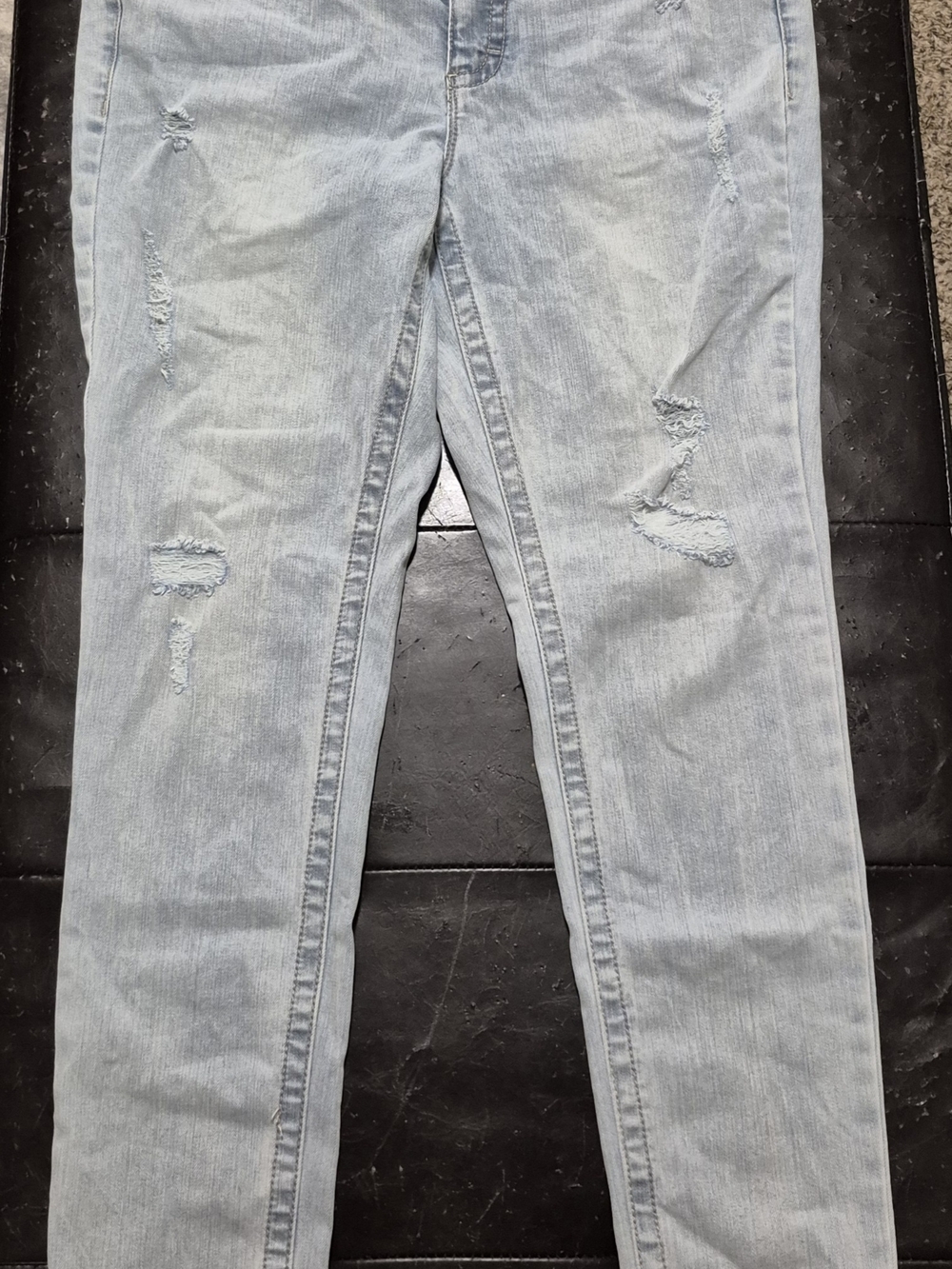 Seven7 Women’s Light Wash Distressed Skinny Jeans